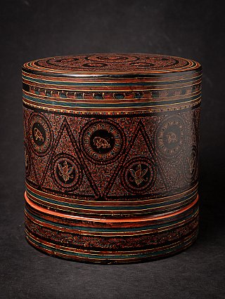 Large Burmese lacquerware betelnut box (19th century), closed view with incised band decoration