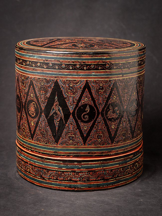 Burmese lacquerware betelnut box, 19th century, full view with lid closed