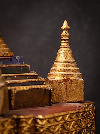Antieke houten Birmese stupa