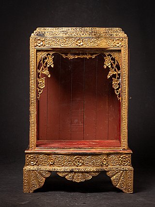 Antieke houten tempel/schrijn uit Birma (Myanmar), frontaal met verguld houtsnijwerk