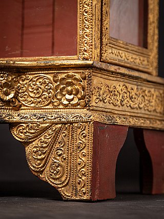 Antieke houten Birmese tempel