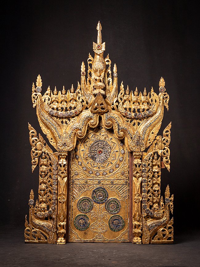 Antikes hölzernes Tempelpaneel aus Burma (Myanmar), vergoldet und reich geschnitzt, Frontalansicht