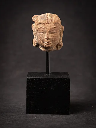 Antiek zandstenen hoofd van een Apsara beeld
