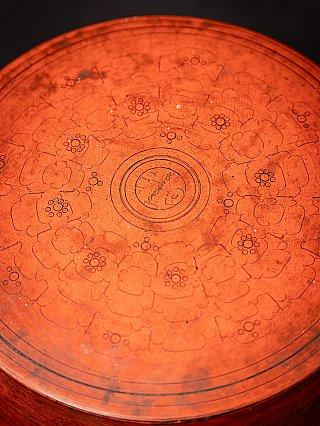 Detail van het deksel van de Birmese lakdoos met florale gravering en concentrische ringen