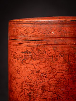 Detail van de bovenste band op de zijkant van de lakdoos met gegraveerde lijnen en motieven