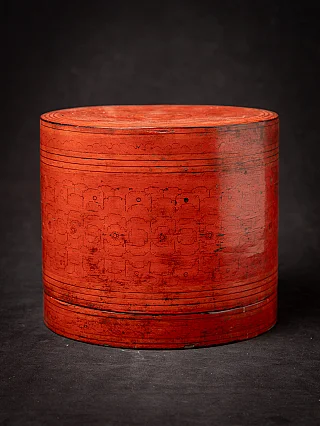 Burmese lacquerware betelnut box (19th century), closed cylindrical container with incised bands