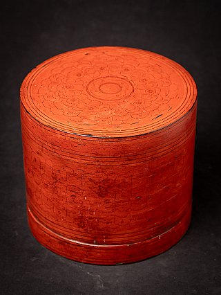 Antique Burmese lacquerware betelnut box, top view of the lid with incised concentric design