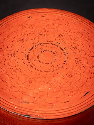 Lid detail of the Burmese lacquerware box showing incised floral and concentric rings