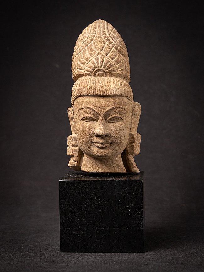 Vishnu head from India (19th century) with tall crown on black base, full front