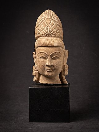 Vishnu head from India (19th century) with tall crown on black base, full front