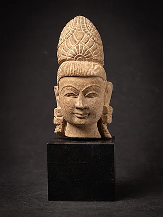 Vishnu head from India (19th century) with tall crown on black base, full front