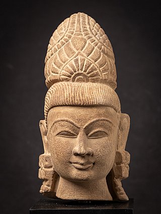 Vishnu head close-up from the front with symmetrical crown and hairband