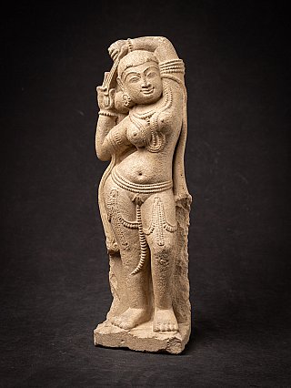 Surasundari-beeld uit India in staande houding, vooraanzicht met arm boven het hoofd