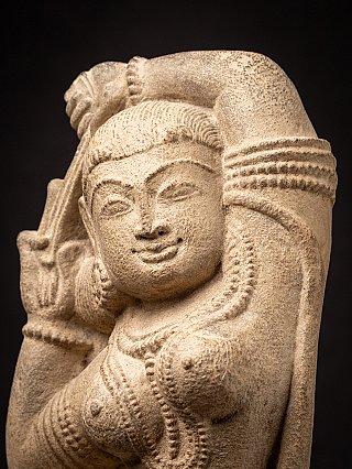 Antiek Indiaas zandstenen Surasundarī beeld