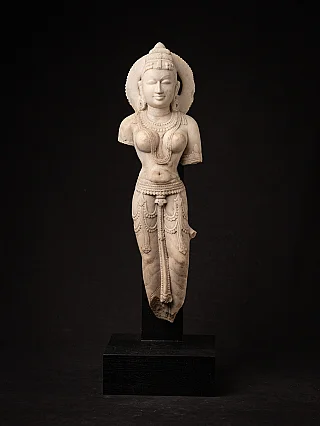 Antieke Indiase marmeren Surasundari – hemelse vrouwelijke tempelfiguur