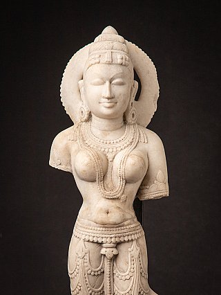 Antieke Indiase marmeren Surasundari – hemelse vrouwelijke tempelfiguur