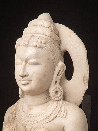Antieke Indiase marmeren Surasundari – hemelse vrouwelijke tempelfiguur