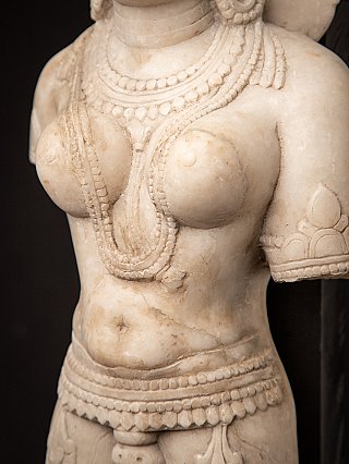 Antieke Indiase marmeren Surasundari – hemelse vrouwelijke tempelfiguur