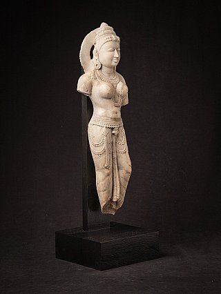 Antieke Indiase marmeren Surasundari – hemelse vrouwelijke tempelfiguur