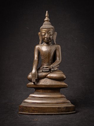 Bronzen Shan Boeddhabeeld uit Myanmar, zittend in bhumisparsha mudra, vooraanzicht