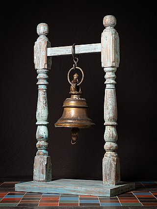 Bronze-Tempelglocke aus Nepal am Holzgestell, Dreiviertelansicht links