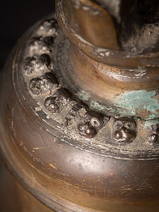 Detail des oberen Glockenrands mit Zierbuckeln und grünlicher Patina