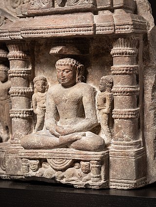 Detail of the right niche with a seated figure and decorated pillars, angled right