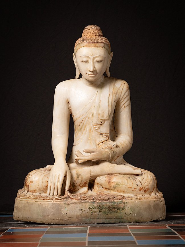 Burmesische Mandalay-Buddha-Statue aus Marmor, sitzend in Bhūmisparśa-Mudra, Frontalansicht