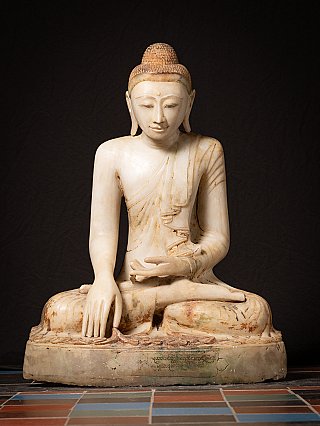 Burmesische Mandalay-Buddha-Statue aus Marmor, sitzend in Bhūmisparśa-Mudra, Frontalansicht