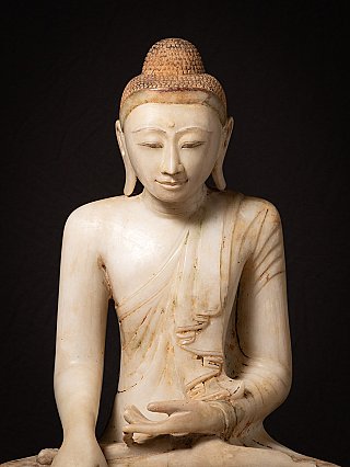 Gesicht und Brust der burmesischen Mandalay-Buddha-Statue aus Marmor, frontal mit langen Ohrläppchen
