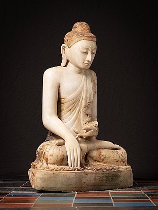 Burmesische Mandalay-Buddha-Statue aus Marmor, Dreiviertelansicht von rechts mit Händen in Bhūmisparśa-Mudra