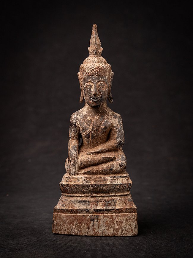 Thaise houten Boeddha in zit houding met bhumisparsha mudra, vooraanzicht op sokkel