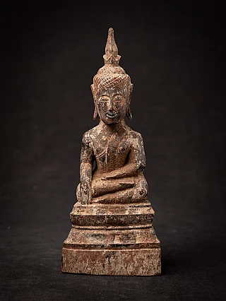 Thaise houten Boeddha in zit houding met bhumisparsha mudra, vooraanzicht op sokkel