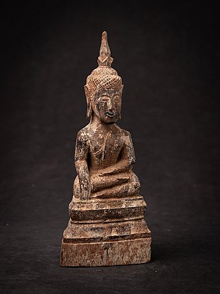 Thaise houten Boeddha op sokkel, driekwartaanzicht met de hand naar de aarde