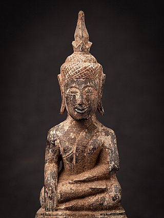 Detail van het gezicht van de Thaise houten Boeddha met zicht op de hoofdtooi