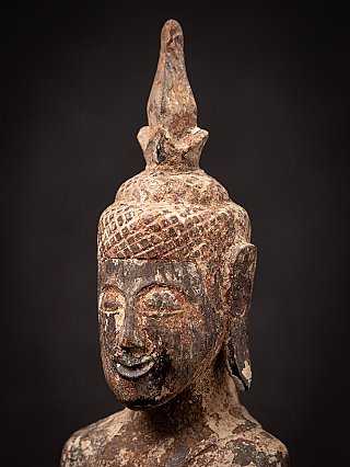 Schuin gezichtdetail van de Thaise houten Boeddha met oor en kruin zichtbaar