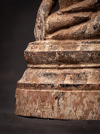 Close-up van de sokkel en hand van het Thaise houten Boeddhabeeld met bhumisparsha mudra