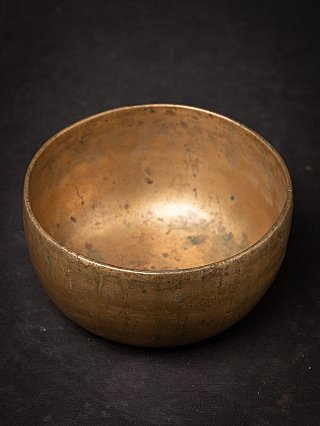 Antike Klangschale aus nepalesischer Bronze, Blick in die Schale von oben