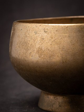 Side view of the Nepali bronze singing bowl with rim visible
