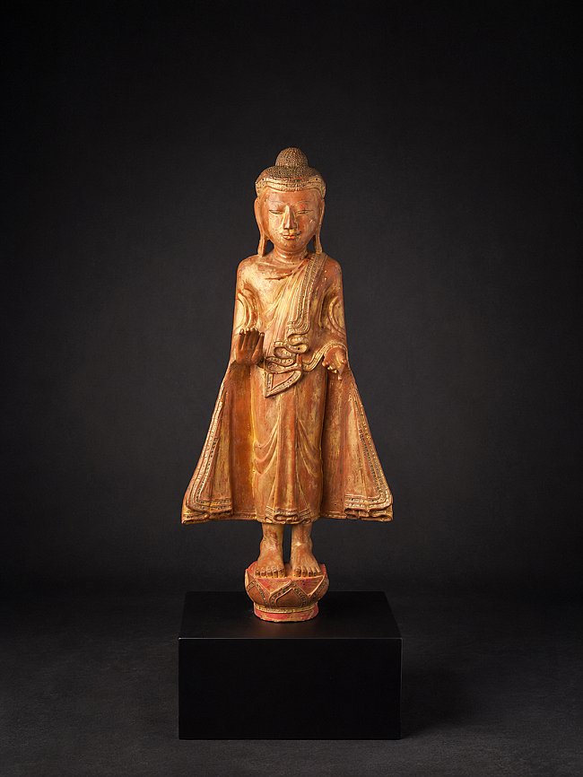 Antieke staande Mandalay Boeddha