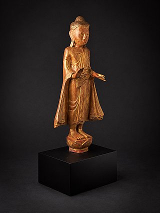 Antieke staande Mandalay Boeddha