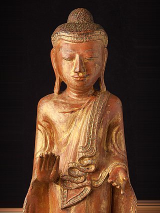 Antieke staande Mandalay Boeddha