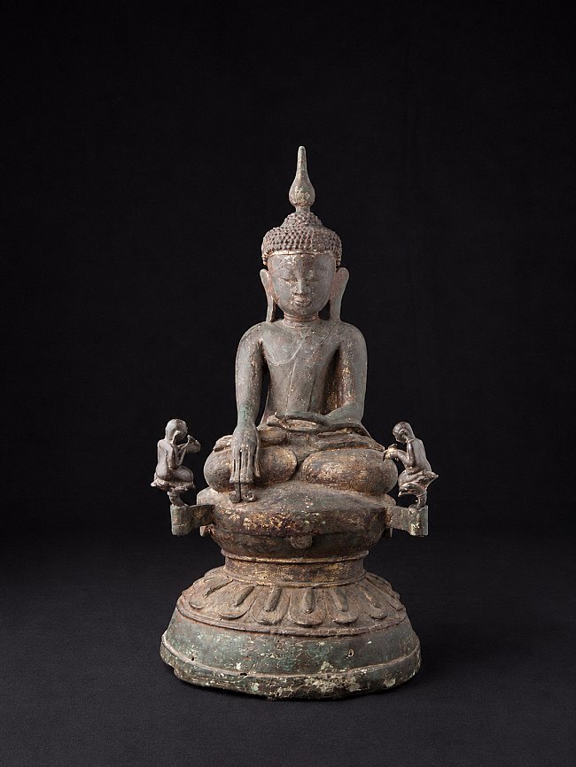 Bronze-Ava-Buddha-Statue aus Burma (Myanmar), sitzend auf hohem Sockel mit Seitenfiguren, Frontalansicht