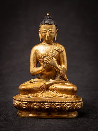 Nepalesische Buddha-Statue aus Bronze in Sitzhaltung auf Lotussockel, Dharmachakra-Mudra, frontal