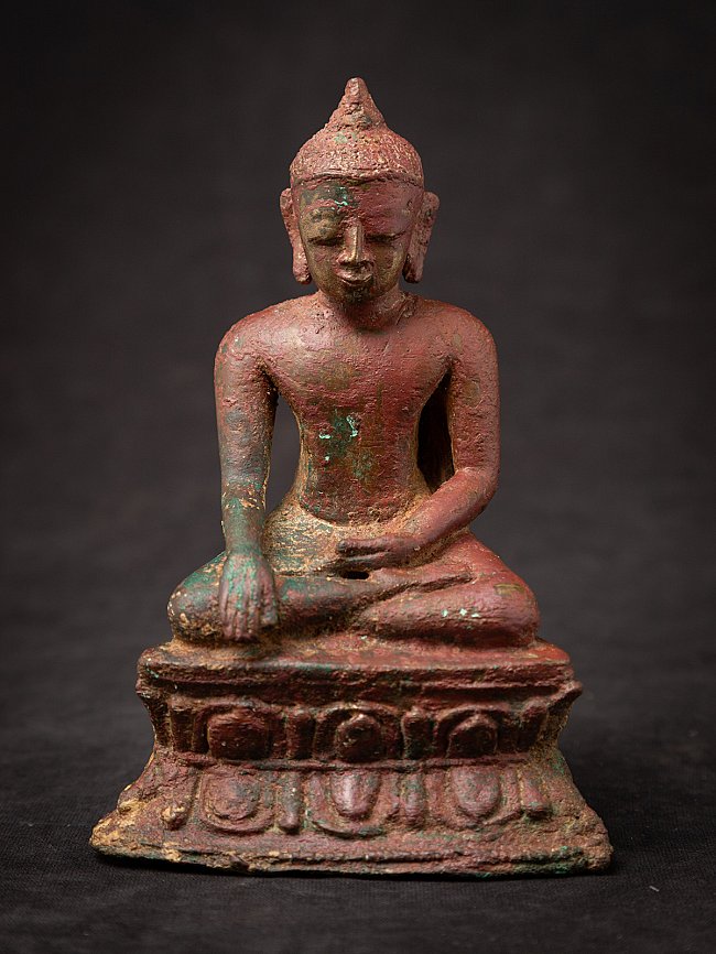 Burmesische Ava-Buddha-Statue aus Bronze, frontal sitzend auf hohem Sockel mit Bhumisparsha-Mudra