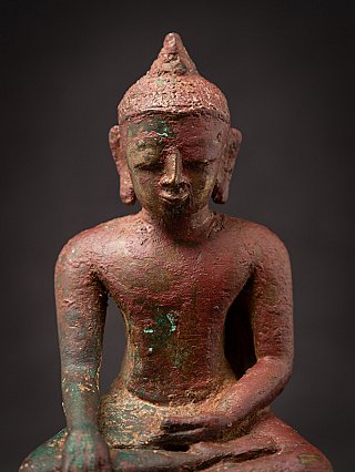Nahaufnahme von Gesicht und Oberkörper der Buddha-Statue aus Burma, frontal