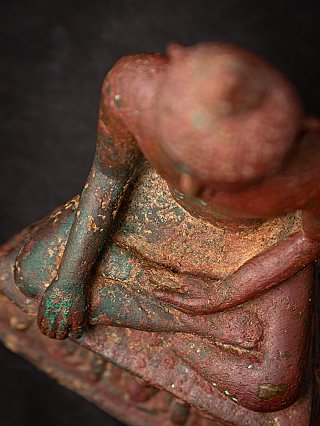 Nahaufnahme der Bhumisparsha-Geste, Hand am Knie mit Patina auf der Bronze