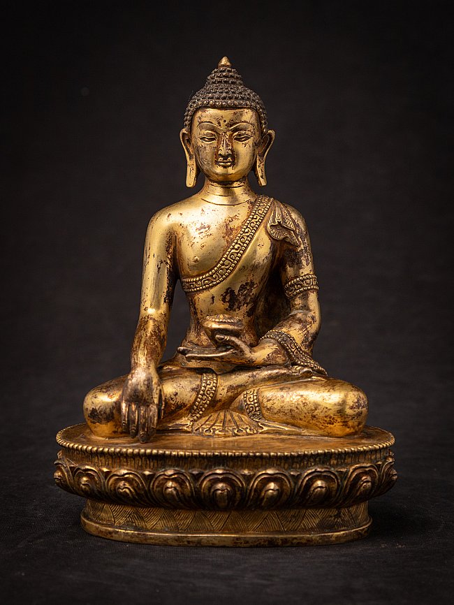Nepalesische Buddha-Statue aus Bronze, sitzend in Bhūmisparśa-Mudrā auf Lotussockel, Frontansicht