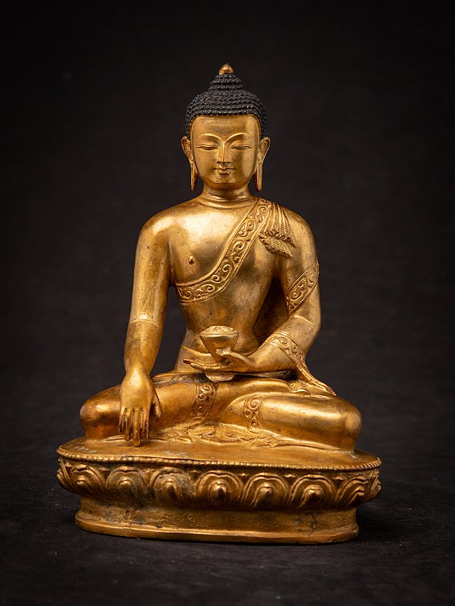 Nepalese bronzen Boeddha in zit, vooraanzicht op lotusvoet, rechterhand in bhumisparsha mudra