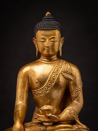 Frontaal detail van het gezicht en borst van het Nepalese bronzen Boeddhabeeld